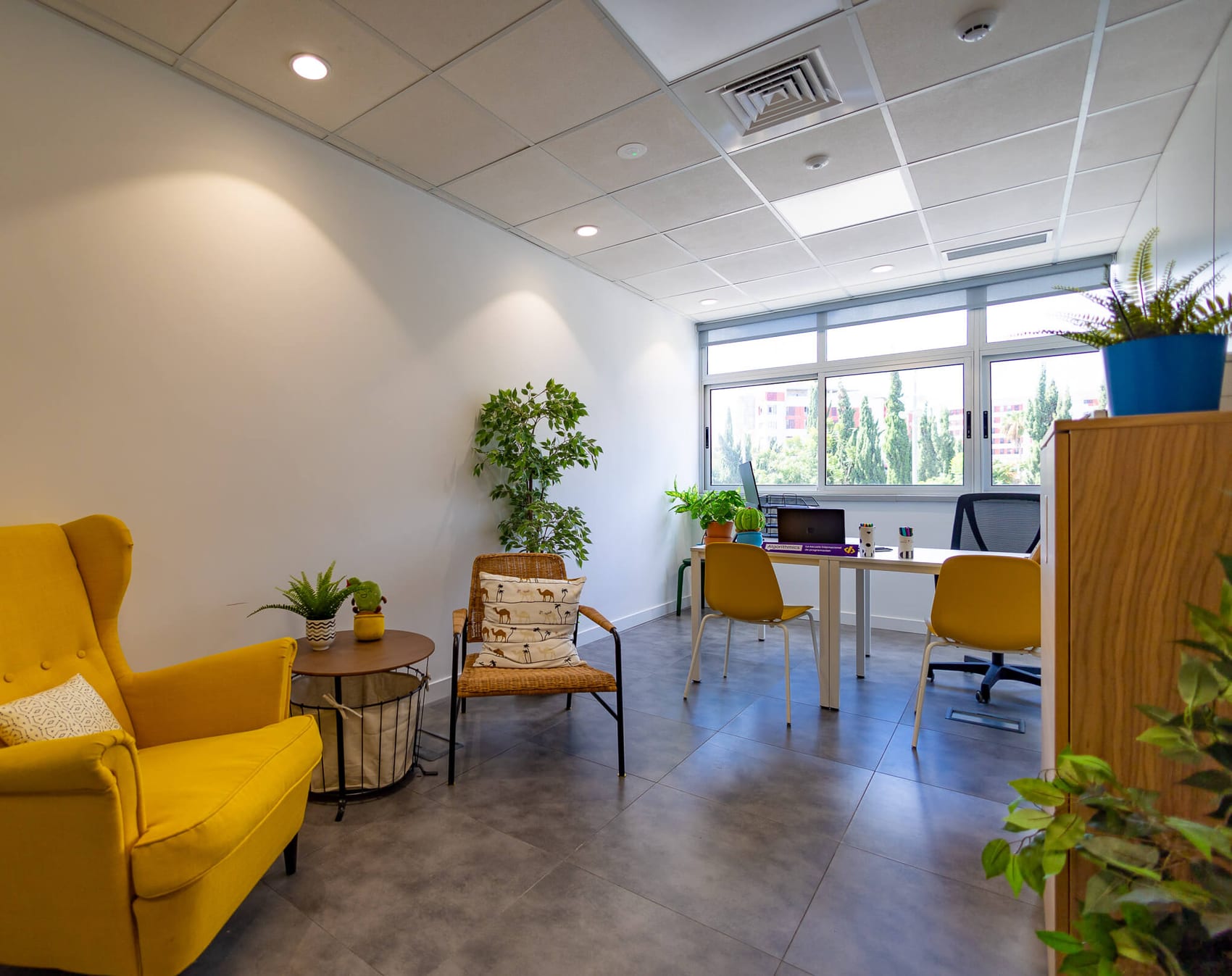 Oficina flexible con zona de estar y puestos de trabajo en Work In Cholas!, Gran Canaria.