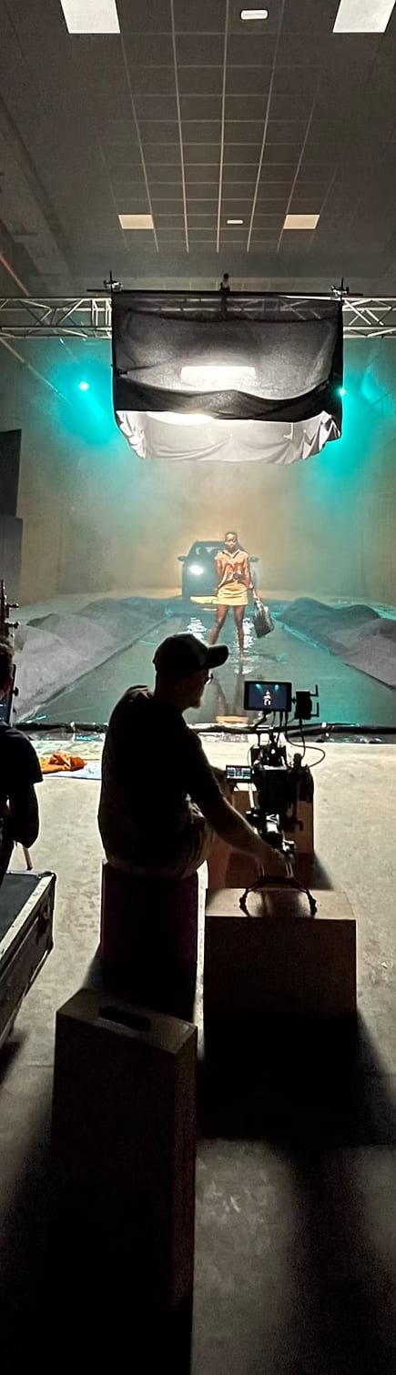 Rodaje en marcha en el studio 2, con decorado de agua y cámara en primer término.
