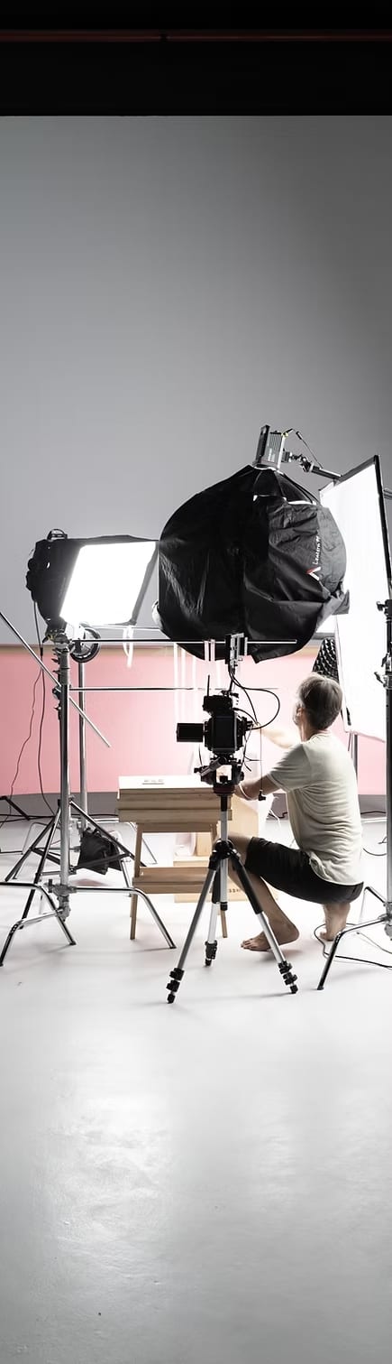 Set de fotografía de producto del mini, con flashes, ventanas de luz y cámara en trípode.